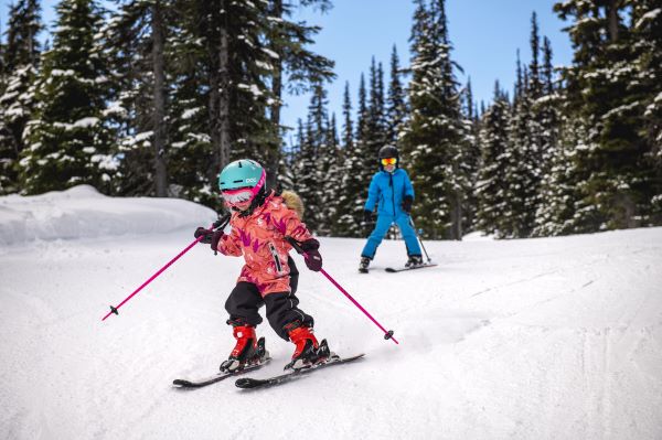Family skiing Whistler, BC (image by Tourism Whistler/Guy Fattal)