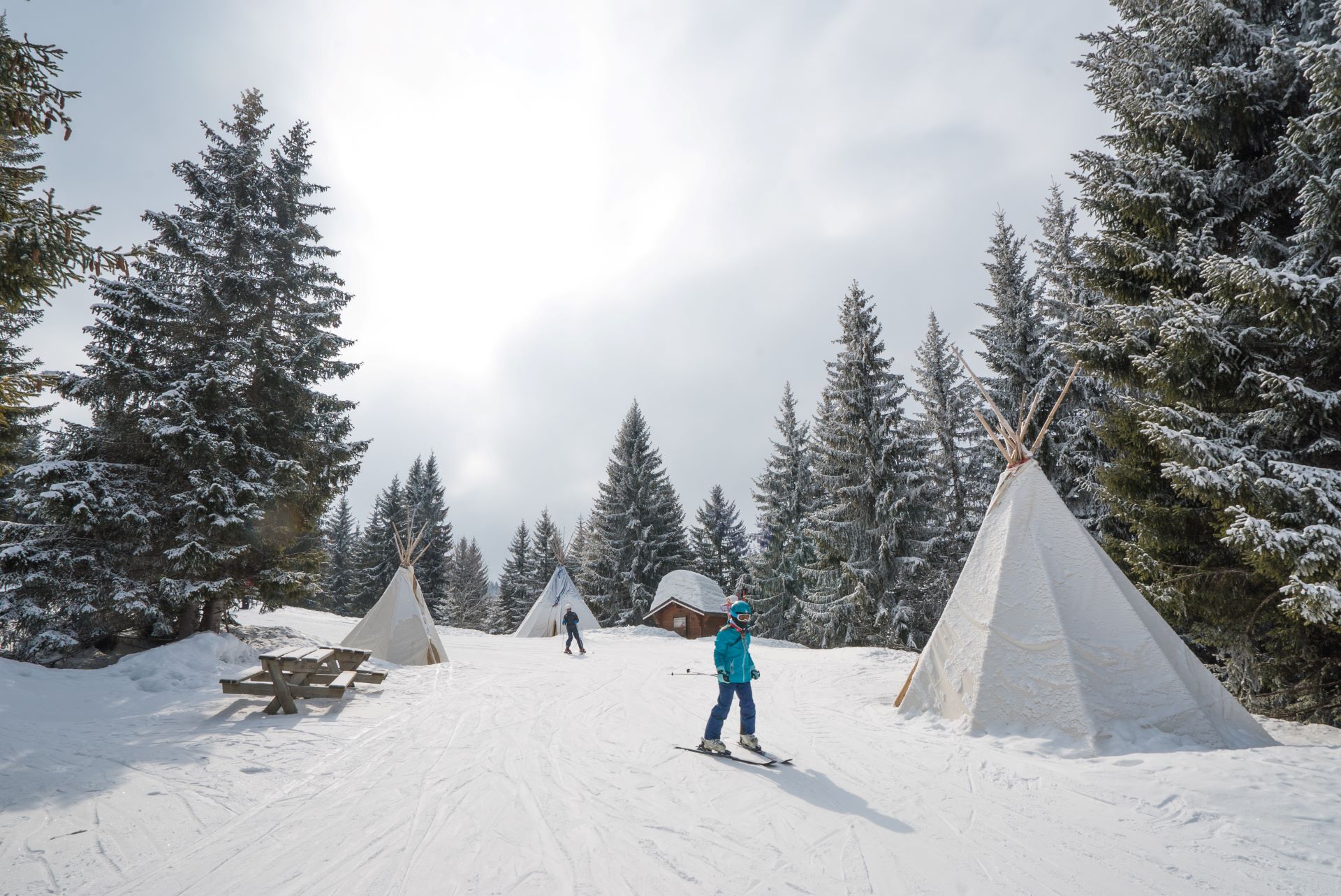 Beginner skiers at the Grand Cry Tipis Fun Zone in Les Gets (image by Valentin Ducrettet)