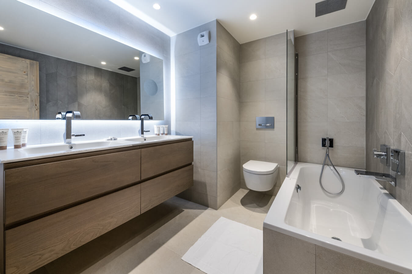 Steamboat Courchevel - large and modern bathroom with tub, WC and double sink
