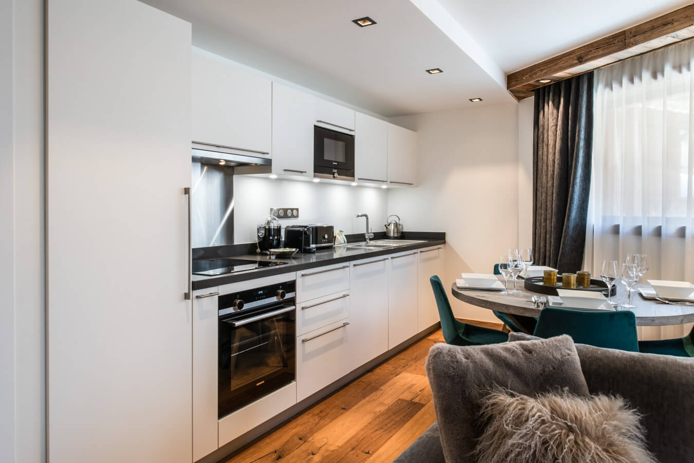Steamboat Courchevel - modern kitchen with dining table
