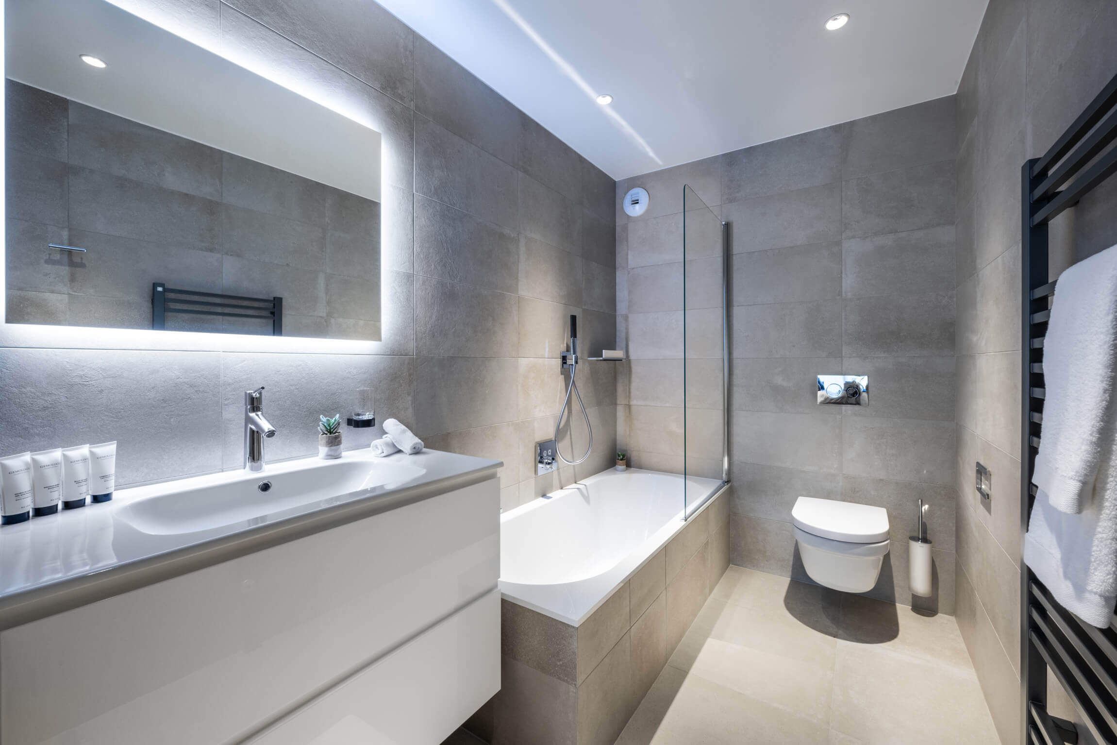 Sundance Courchevel - bathroom with large tub, WC and sink