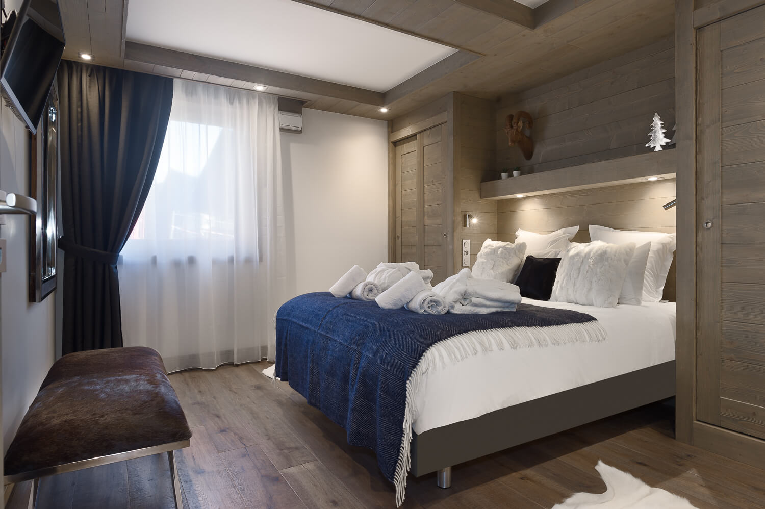 Sundance Courchevel - double bedroom with large wardrobes