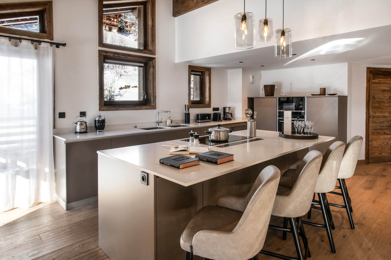 Sundance Courchevel - modern kitchen with breakfast bar