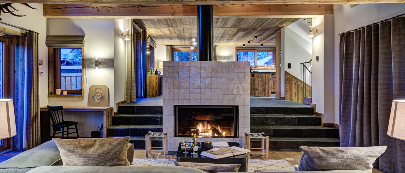 Chalet Bergeronnette, Meribel - open plan living area with central fireplace