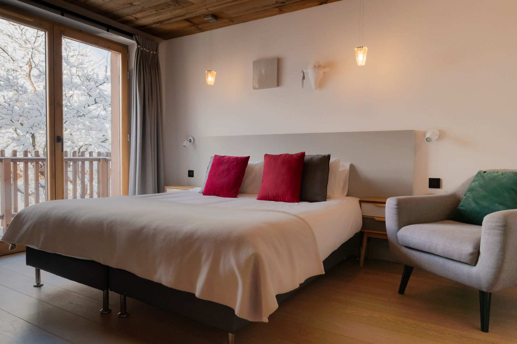 Chalet Caro, Meribel - double room with balcony doors