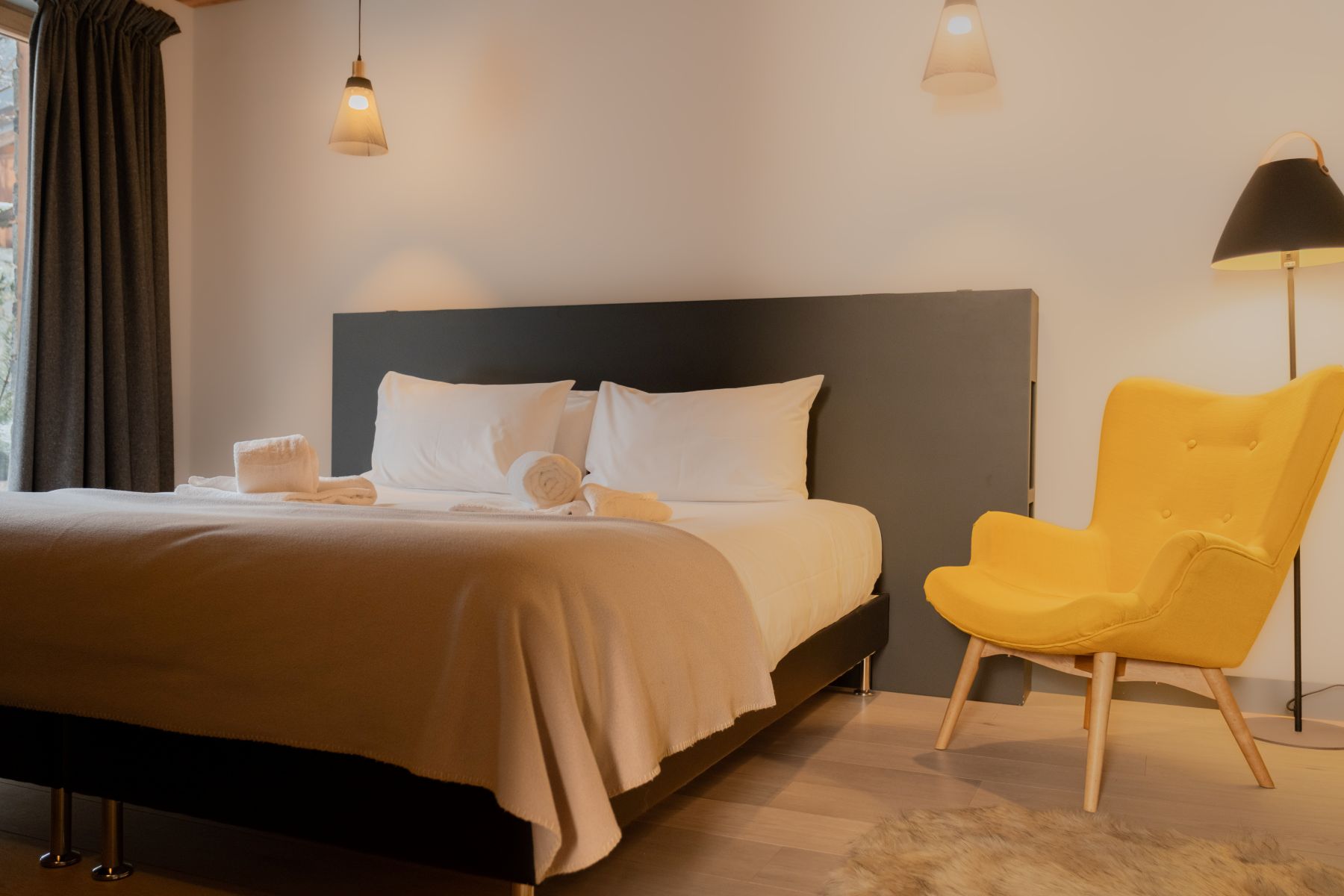 Chalet Caro, Meribel - double room with armchair