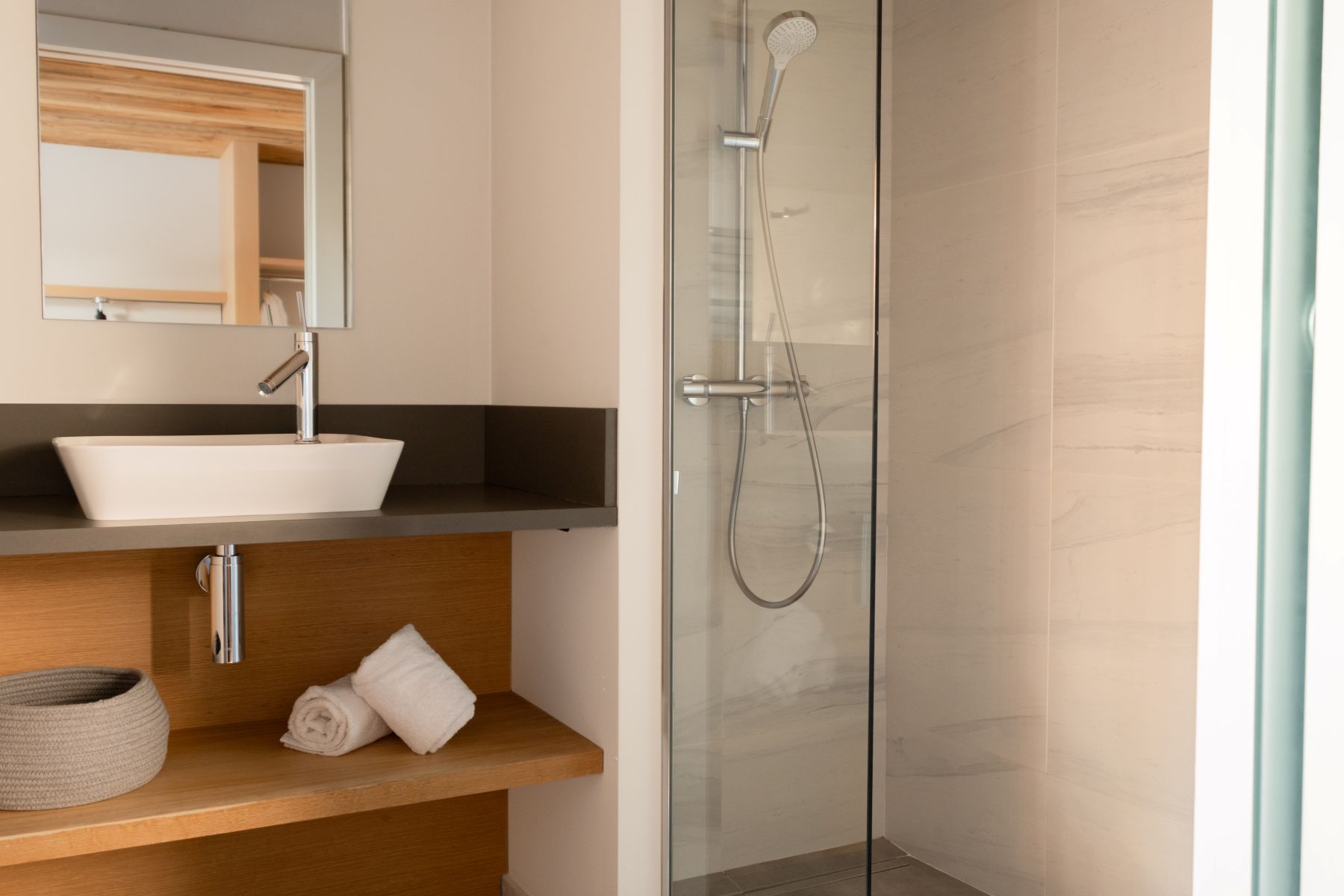 Chalet Caro, Meribel - en suite shower room