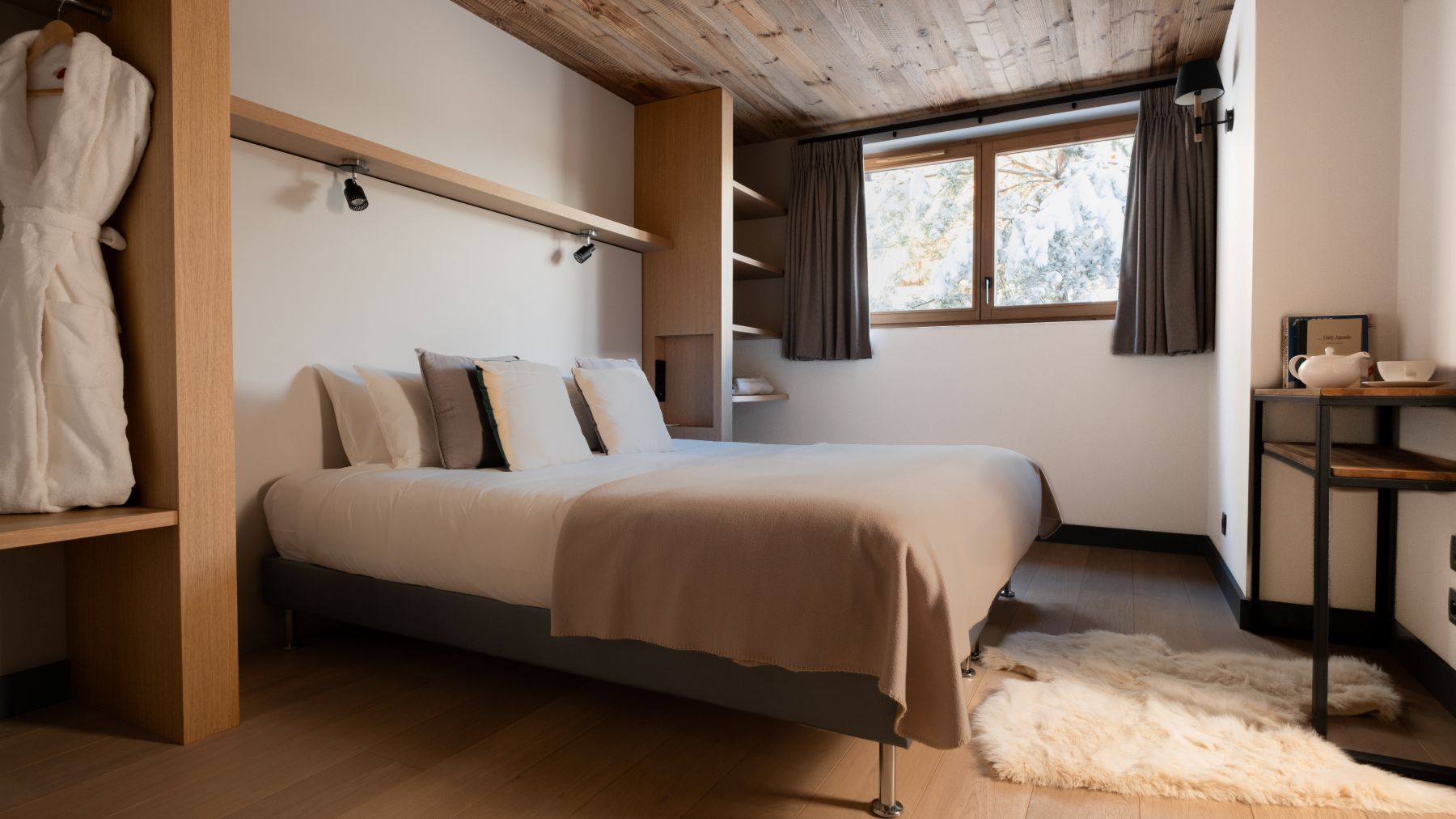 Chalet Caro, Meribel - double room with storage