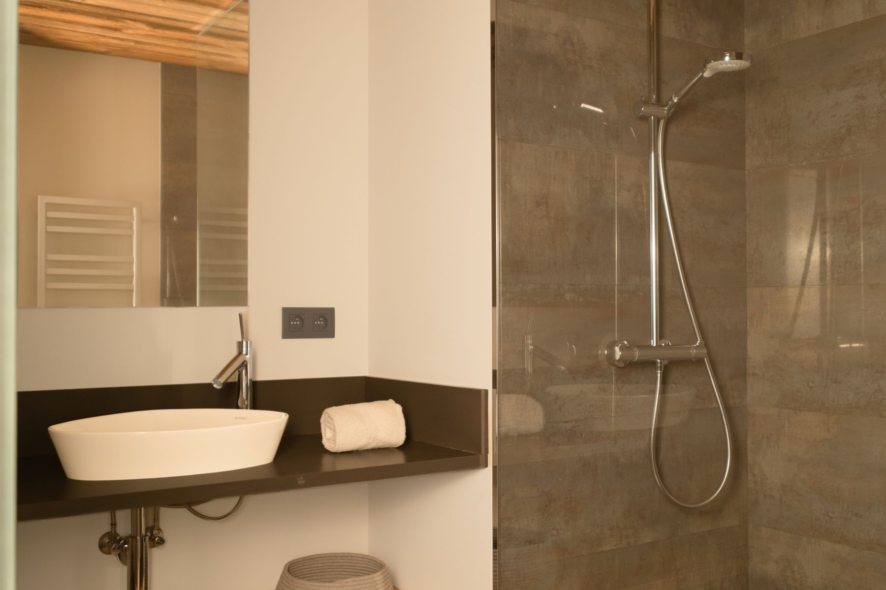 Chalet Caro, Meribel - en suite shower room