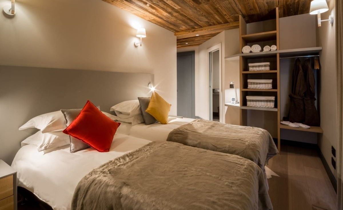 Chalet Caro, Meribel - twin bedroom with storage