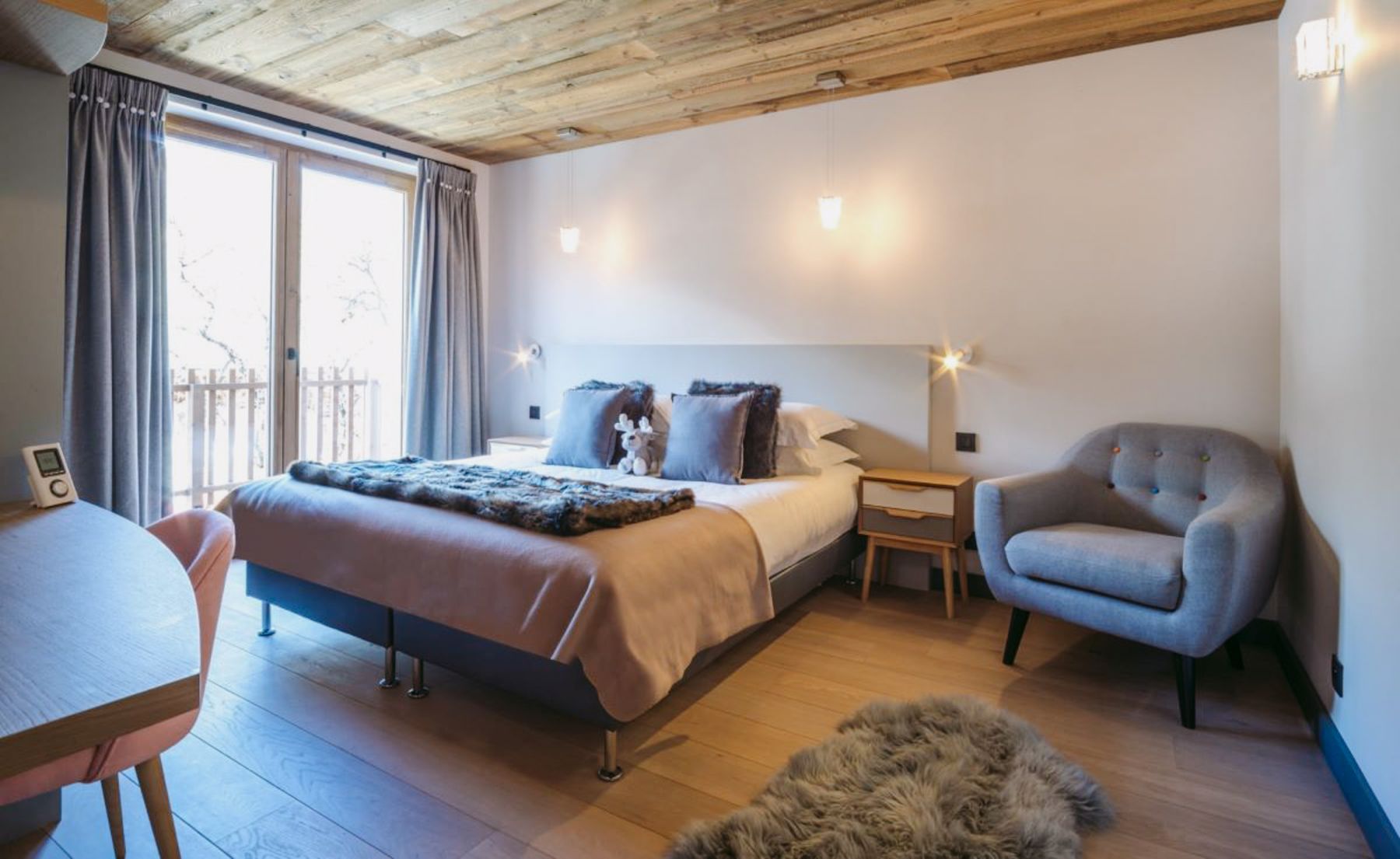 Chalet Caro, Meribel - double bedroom with armchair