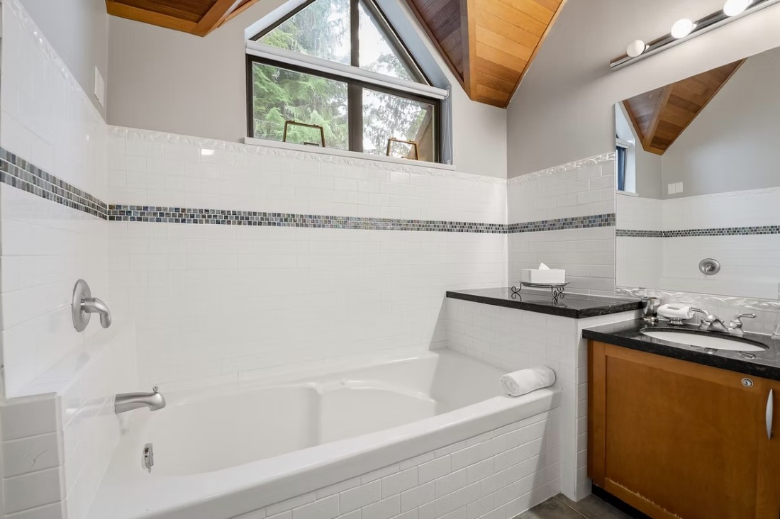 Pinnacle Ridge 42, Whistler, Blackcomb, bathroom, bath