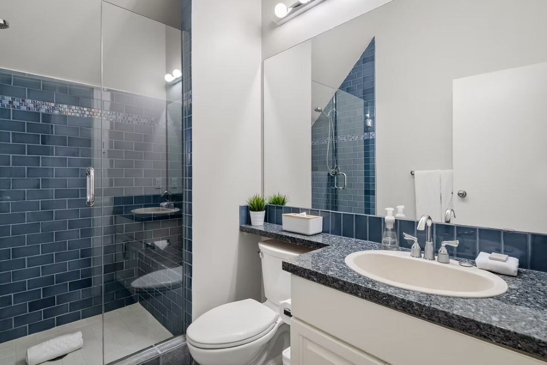 Pinnacle Ridge 42, Whistler, Blackcomb, shower room