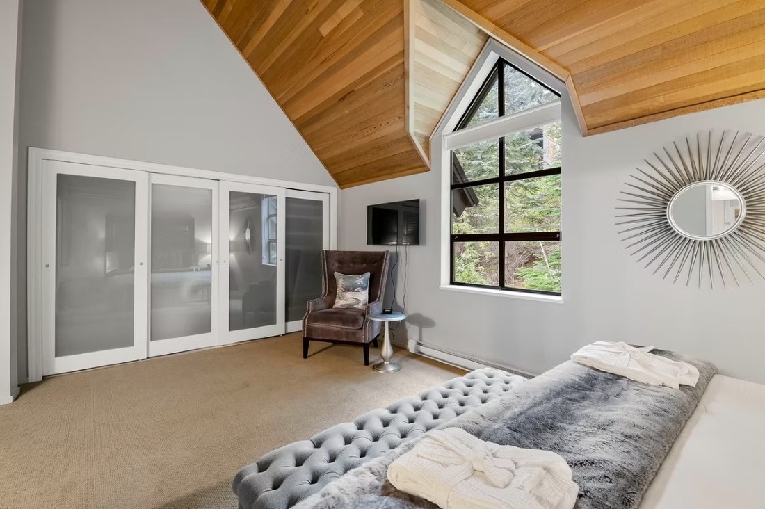 Pinnacle Ridge 42, Whistler, Blackcomb, primary bedroom, wardrobes, eaves