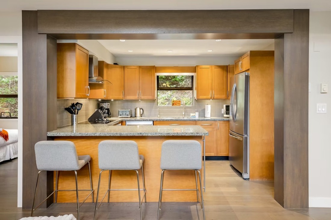 Pinnacle Ridge 42, Whistler, Blackcomb, breakfast bar, kitchen