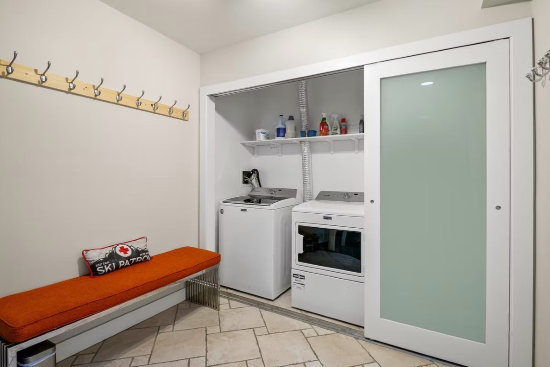 Pinnacle Ridge 42, Whistler, Blackcomb, laundry