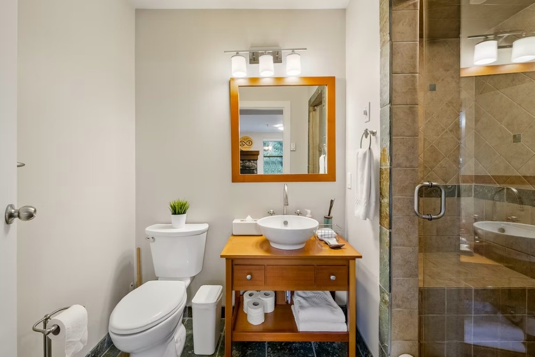 Pinnacle Ridge 42, Whistler, Blackcomb, shower room