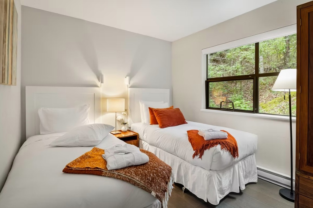 Pinnacle Ridge 42, Whistler, Blackcomb, twin bedroom