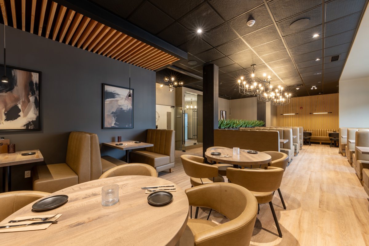Prestige Golden Hotel - interior of Raven + Pine Mountain Eatery restaurant