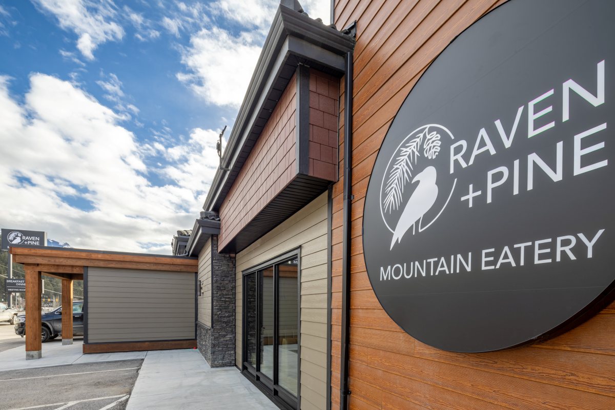Prestige Golden Hotel - exterior of Raven + Pine Mountain Eatery restaurant