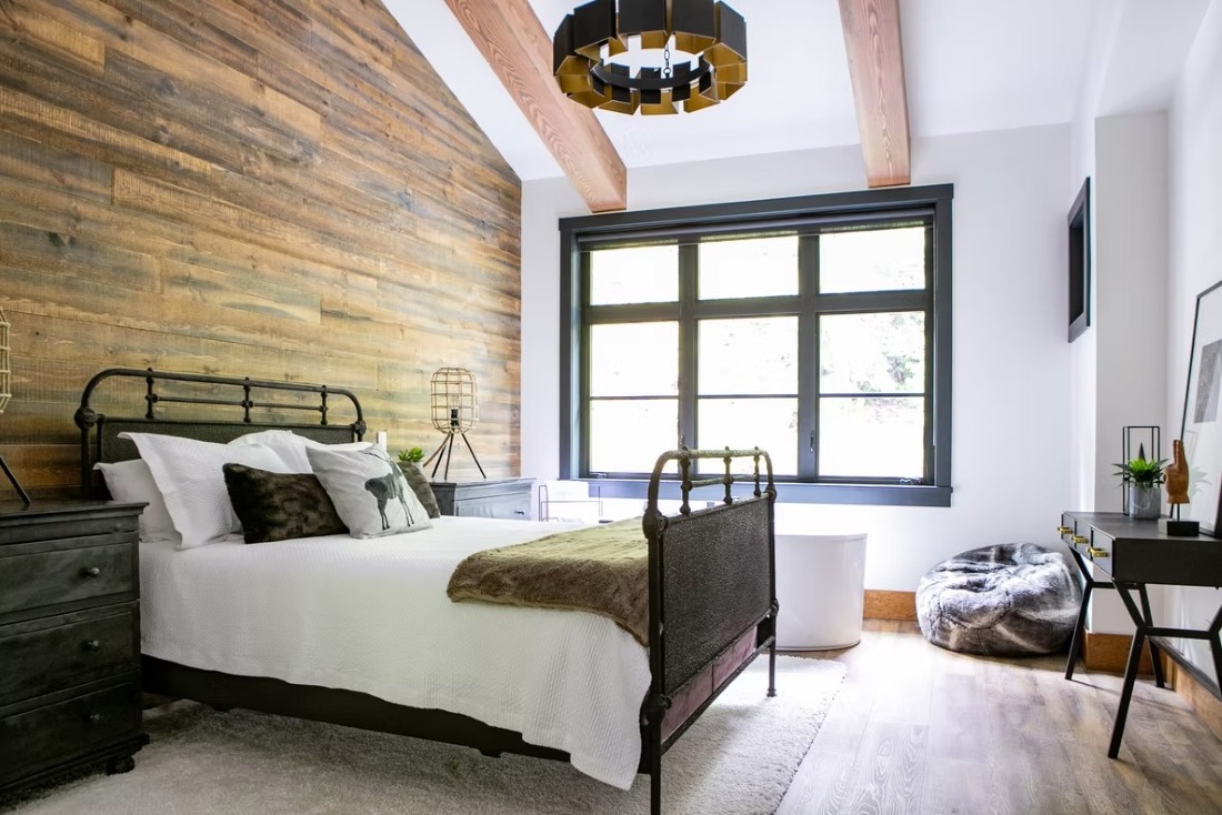 Falcon Cottage, Whistler, double bedroom