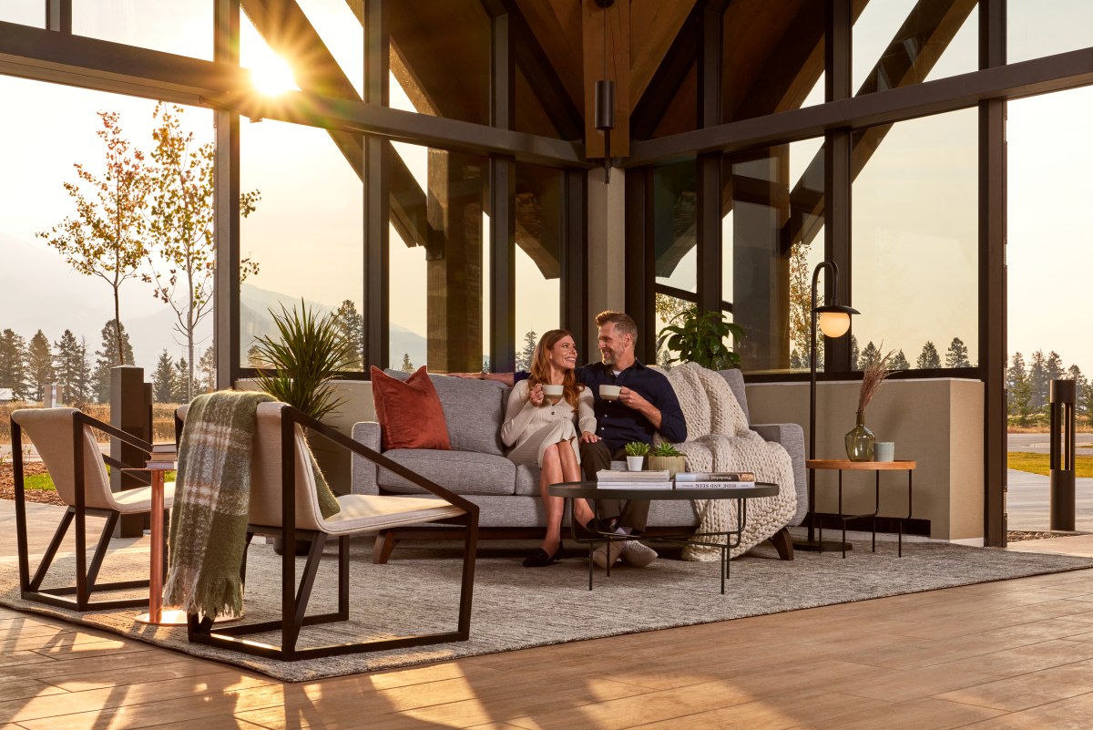 Forest Park Hotel - couple enjoying the outdoor space