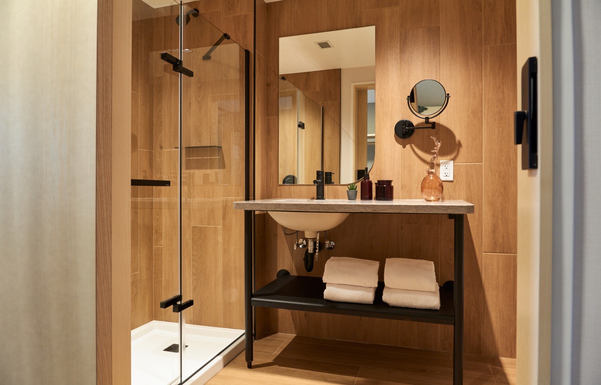Forest Park Hotel - shower room