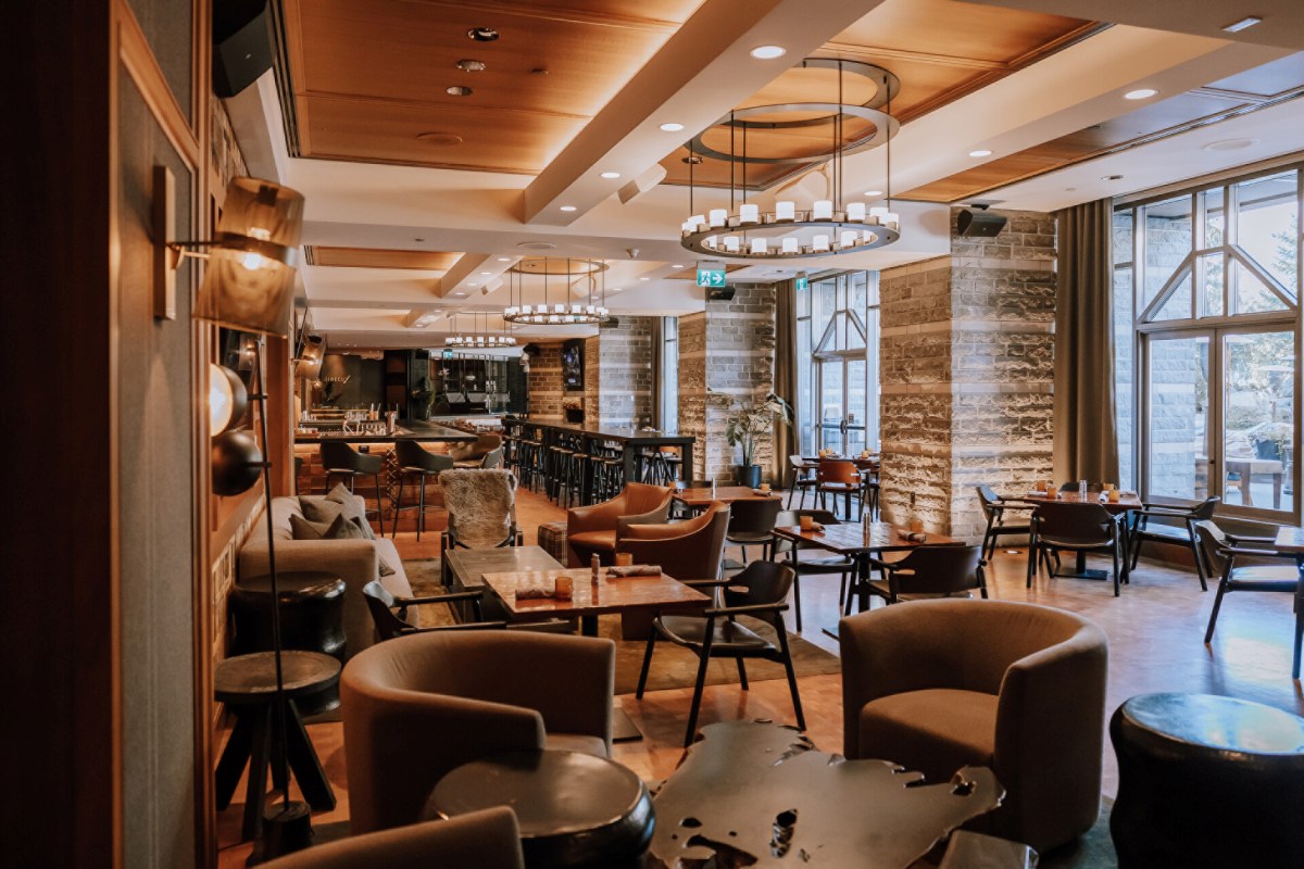Four Seasons Whistler - Braidwood Tavern restaurant seating
