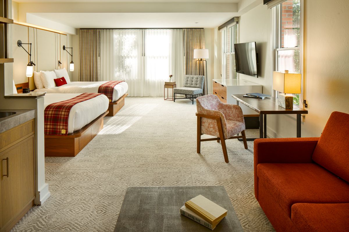 Limelight Aspen - hotel room with two queen beds and sitting area
