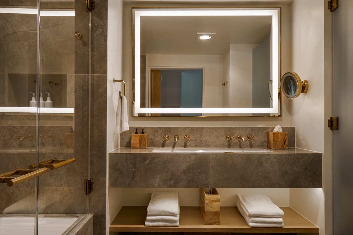 Limelight Aspen - shower room