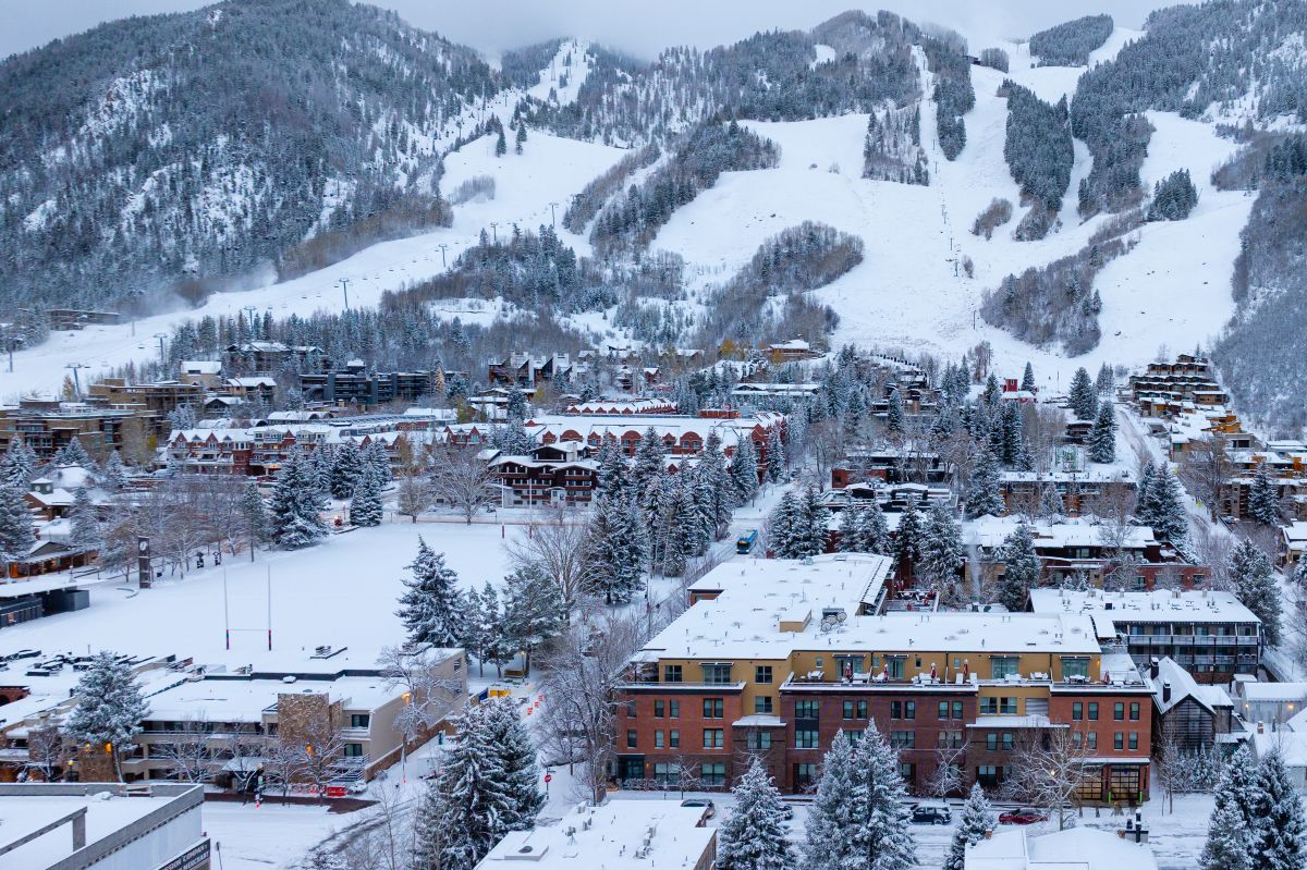 Limelight Aspen - exterior birds eye snowy view