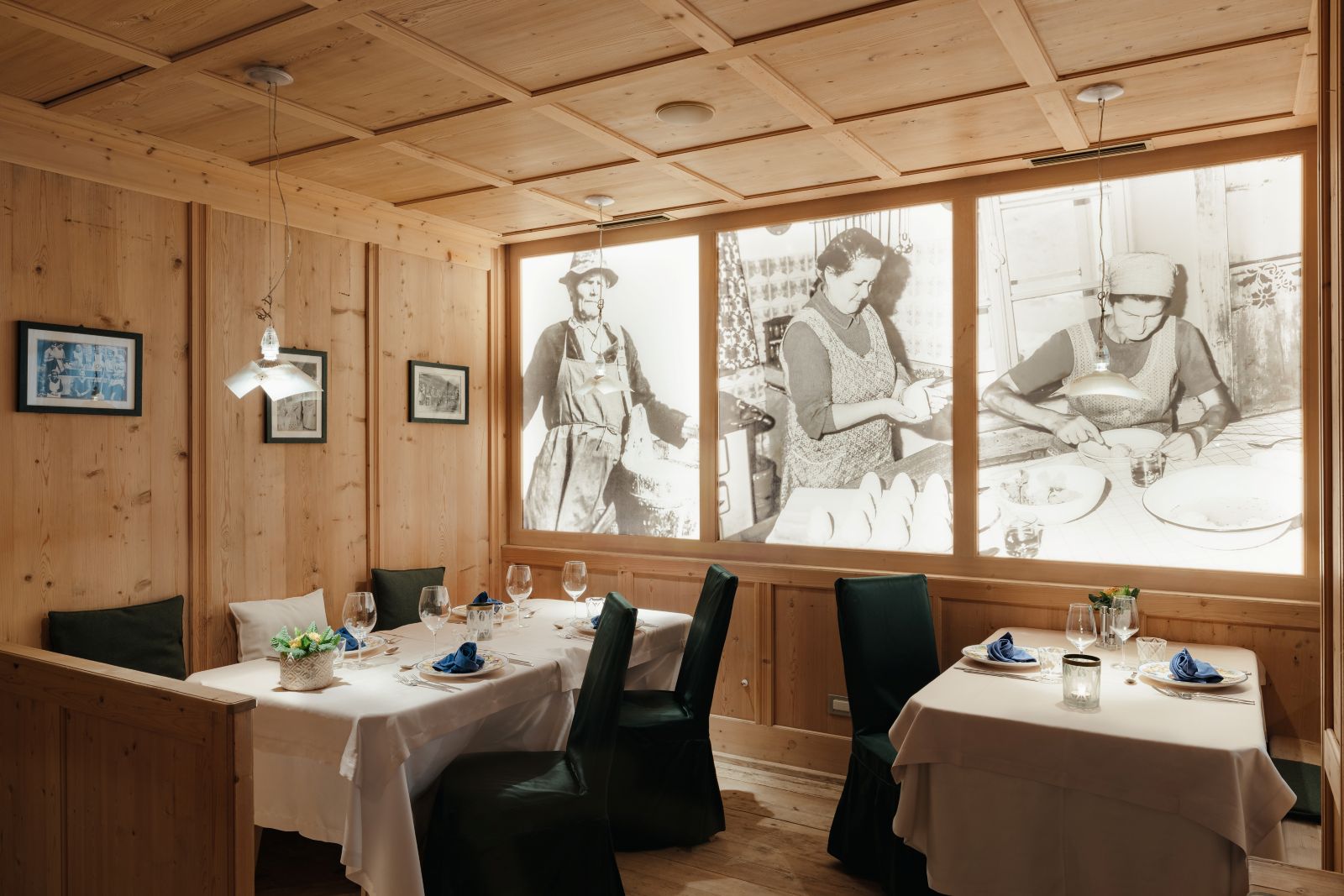 Hotel La Majun, La Villa - restaurant with images of the three generations of owners