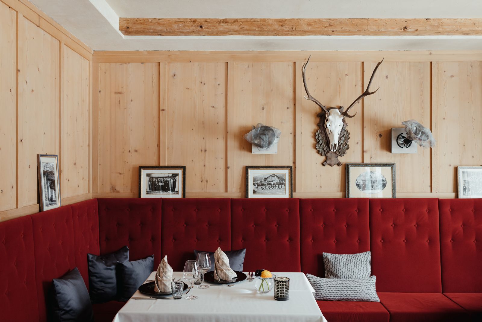 Hotel La Majun, La Villa - restaurant with banquette seating