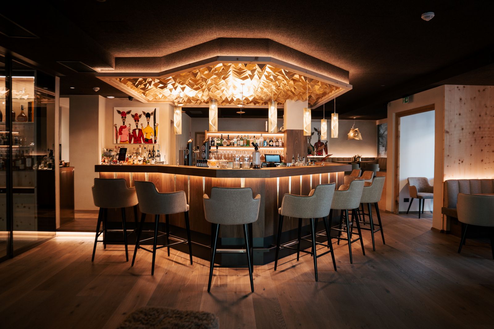 Hotel La Majun, La Villa - elegant wine bar with seats round the bar