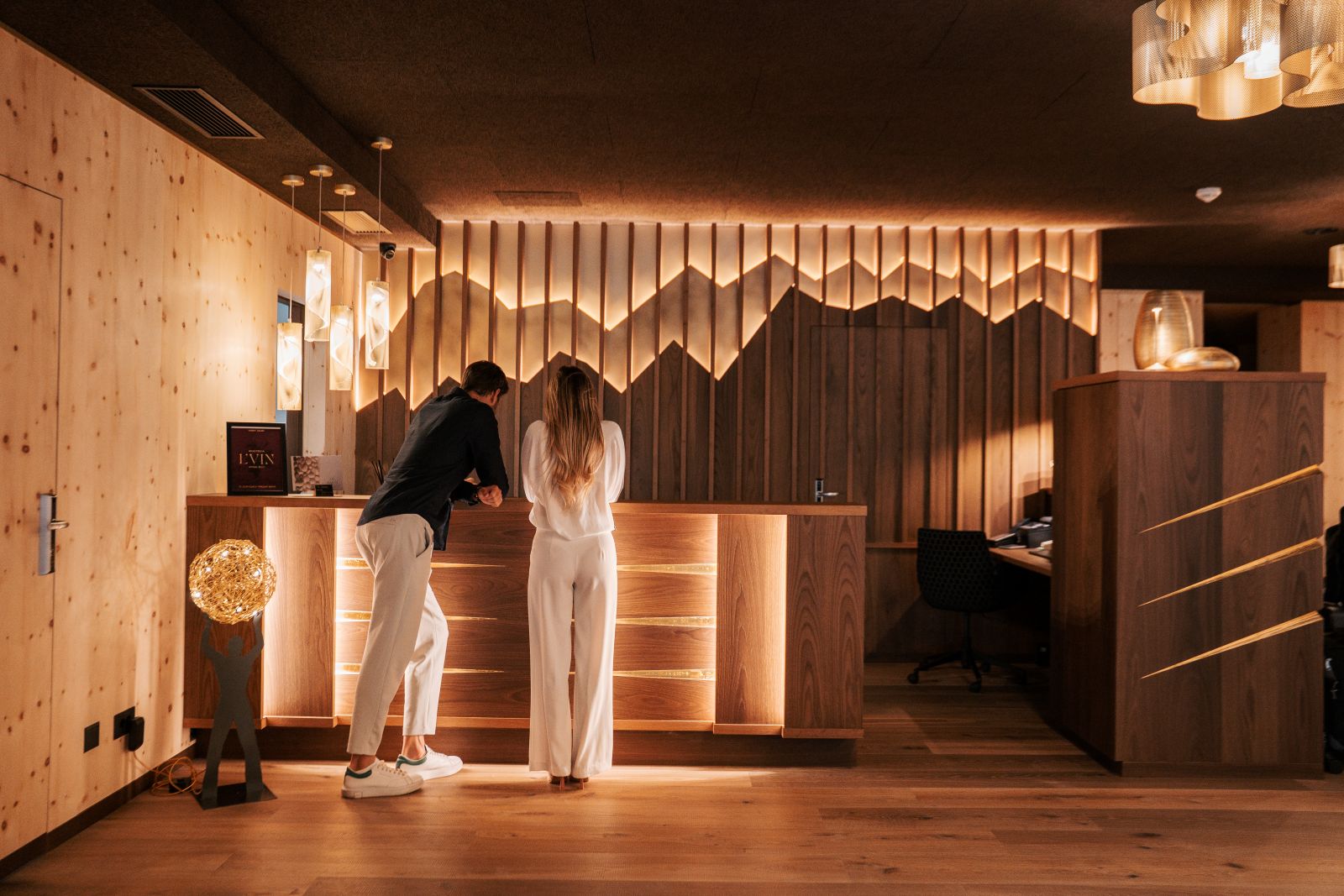 Hotel La Majun, La Villa - reception with modern light fittings