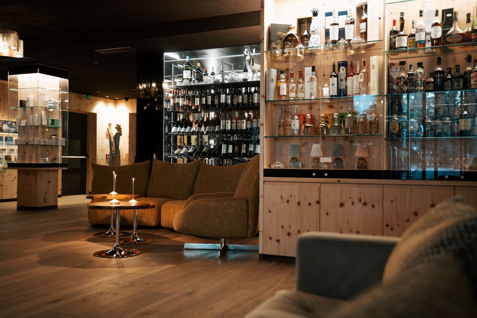 Hotel La Majun, La Villa - hotel lounge with comfortable seats and large choice of spirits and wines