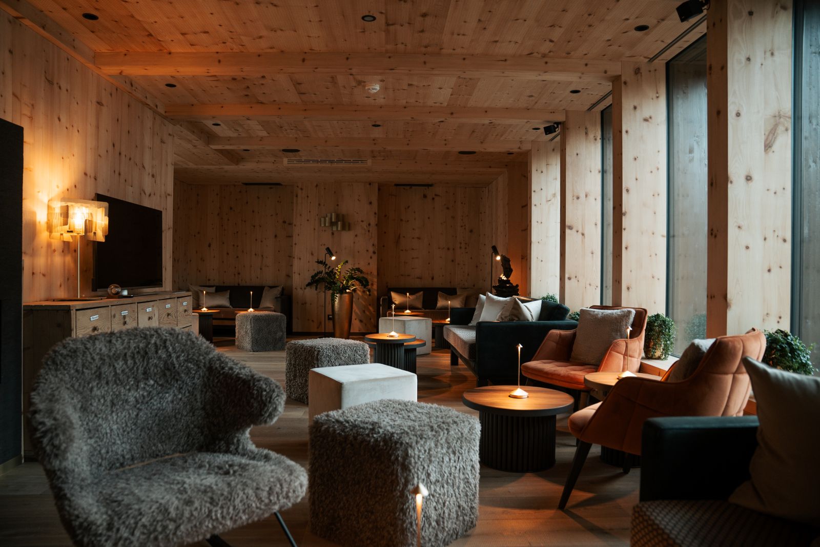 Hotel La Majun, La Villa - lounge bar with comfortable seats