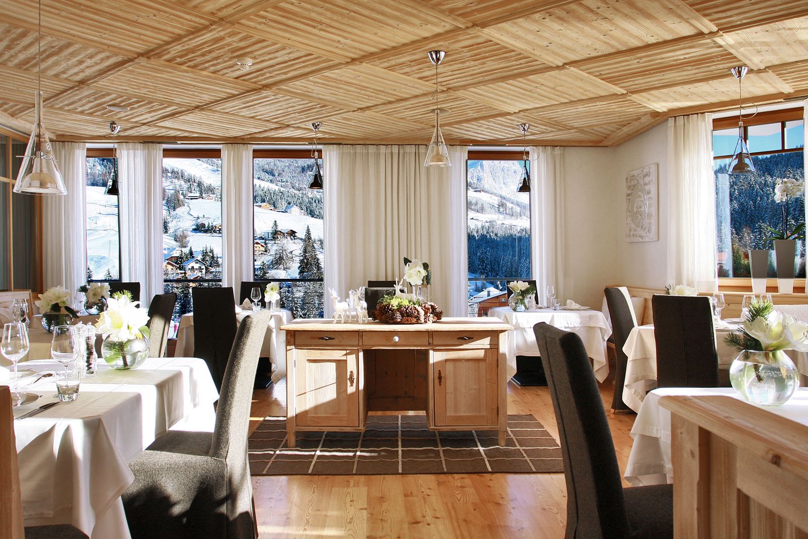 Hotel La Majun, La Villa - restaurant with sunlight shining through large windows