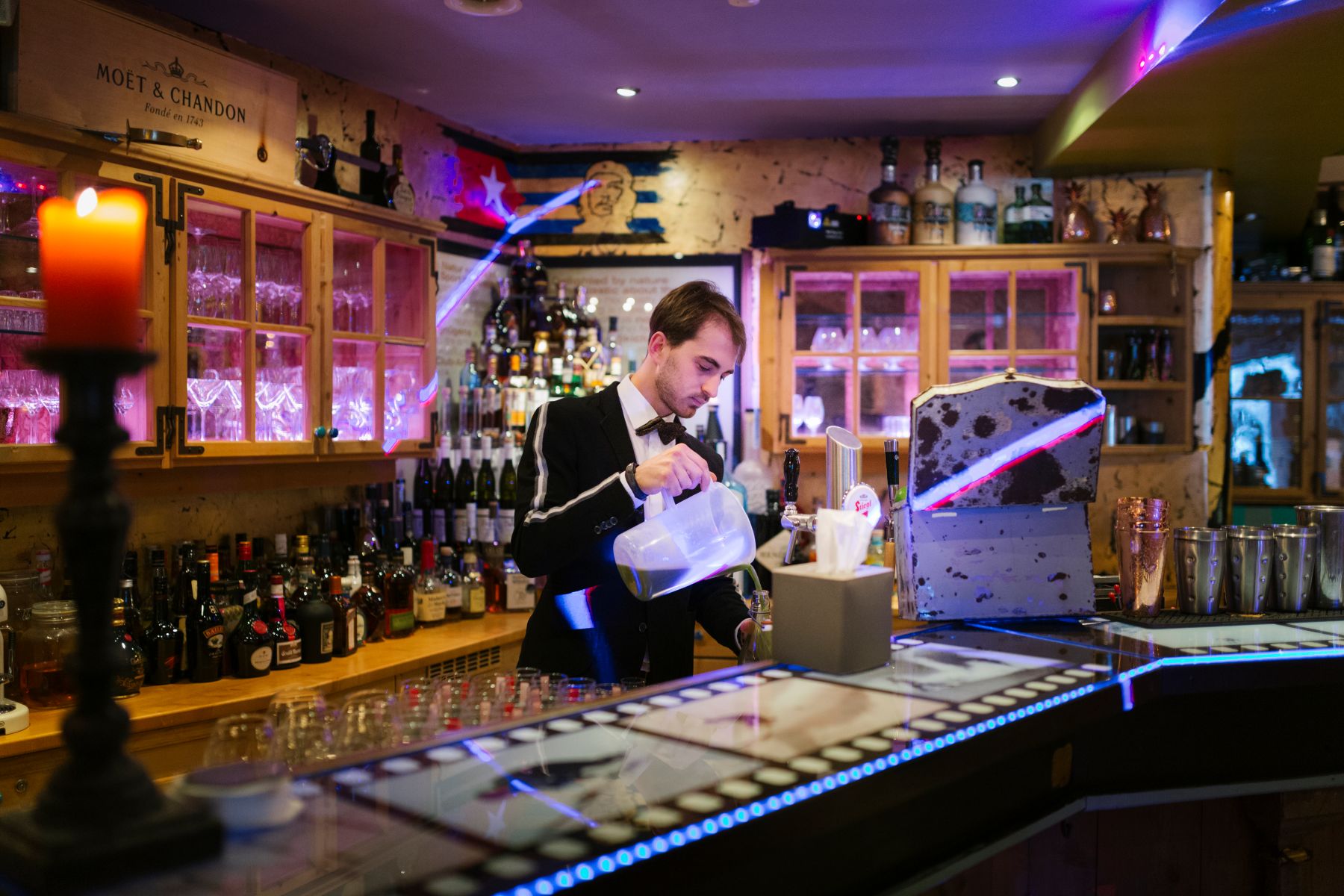 Raffl's St Antoner Hof, St Anton - bar with barman preparing cocktails