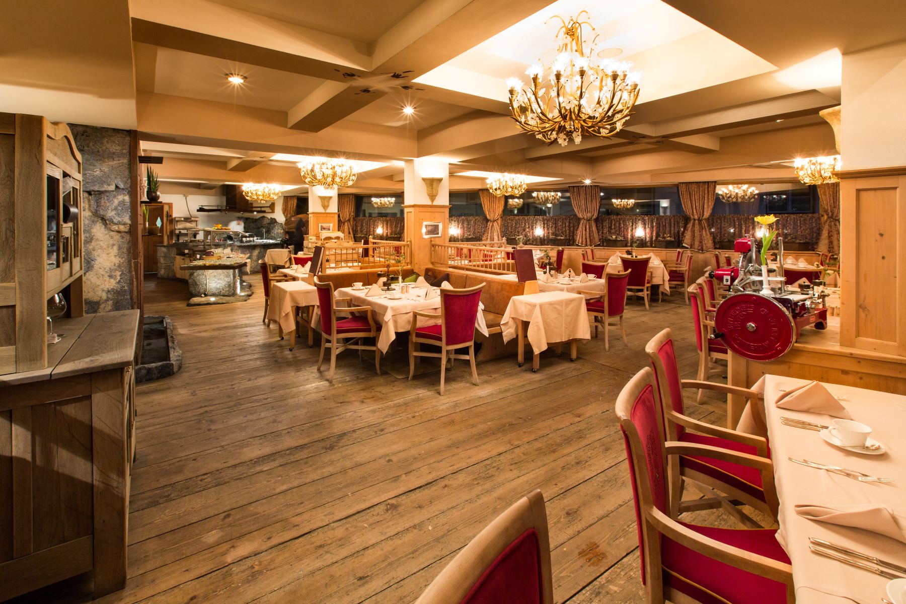 Raffl's St Antoner Hof, St Anton - restaurant with traditional Austrian furniture