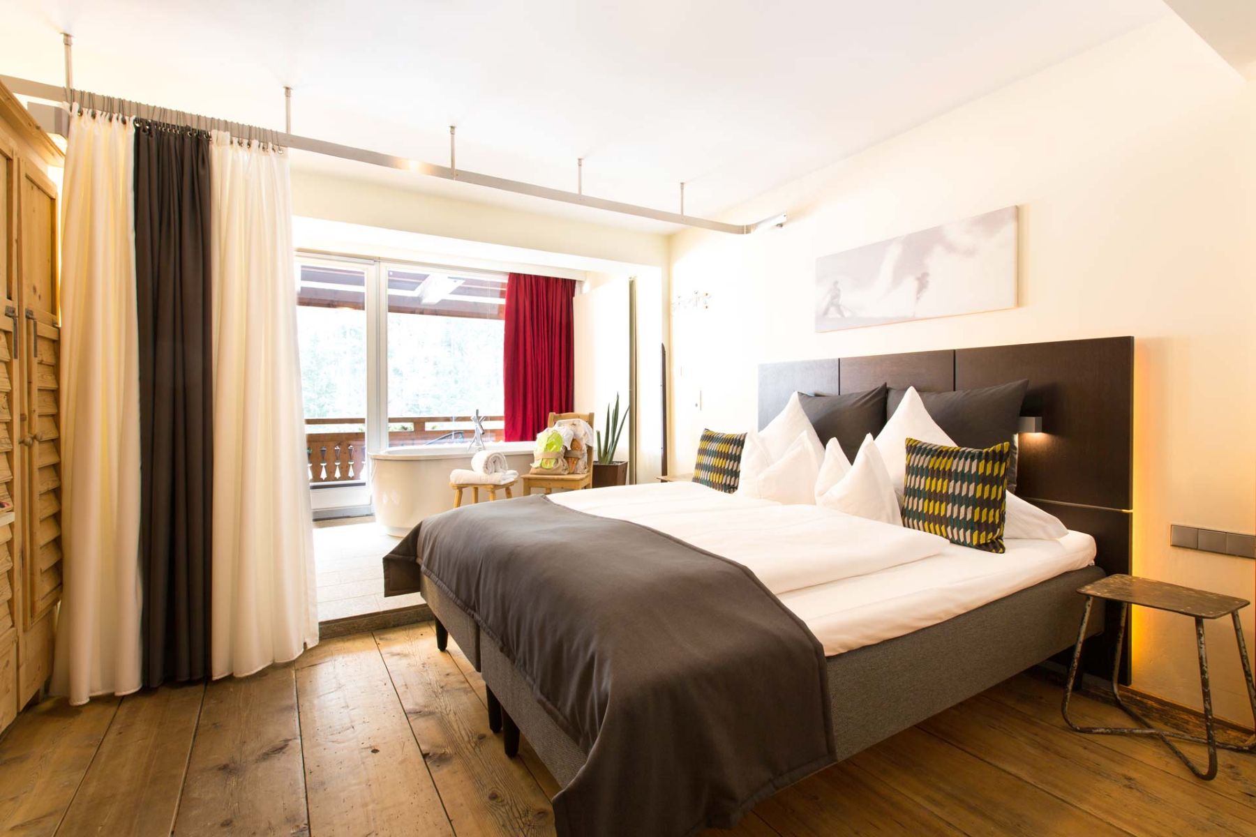 Raffl's St Antoner Hof, St Anton - double room with large bath tub