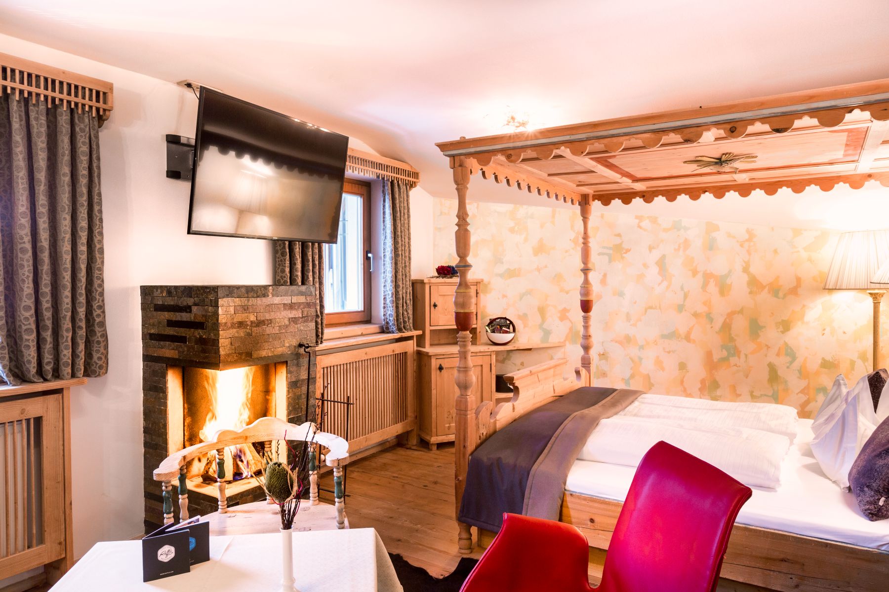 Raffl's St Antoner Hof, St Anton - double room with fireplace and four-poster bed