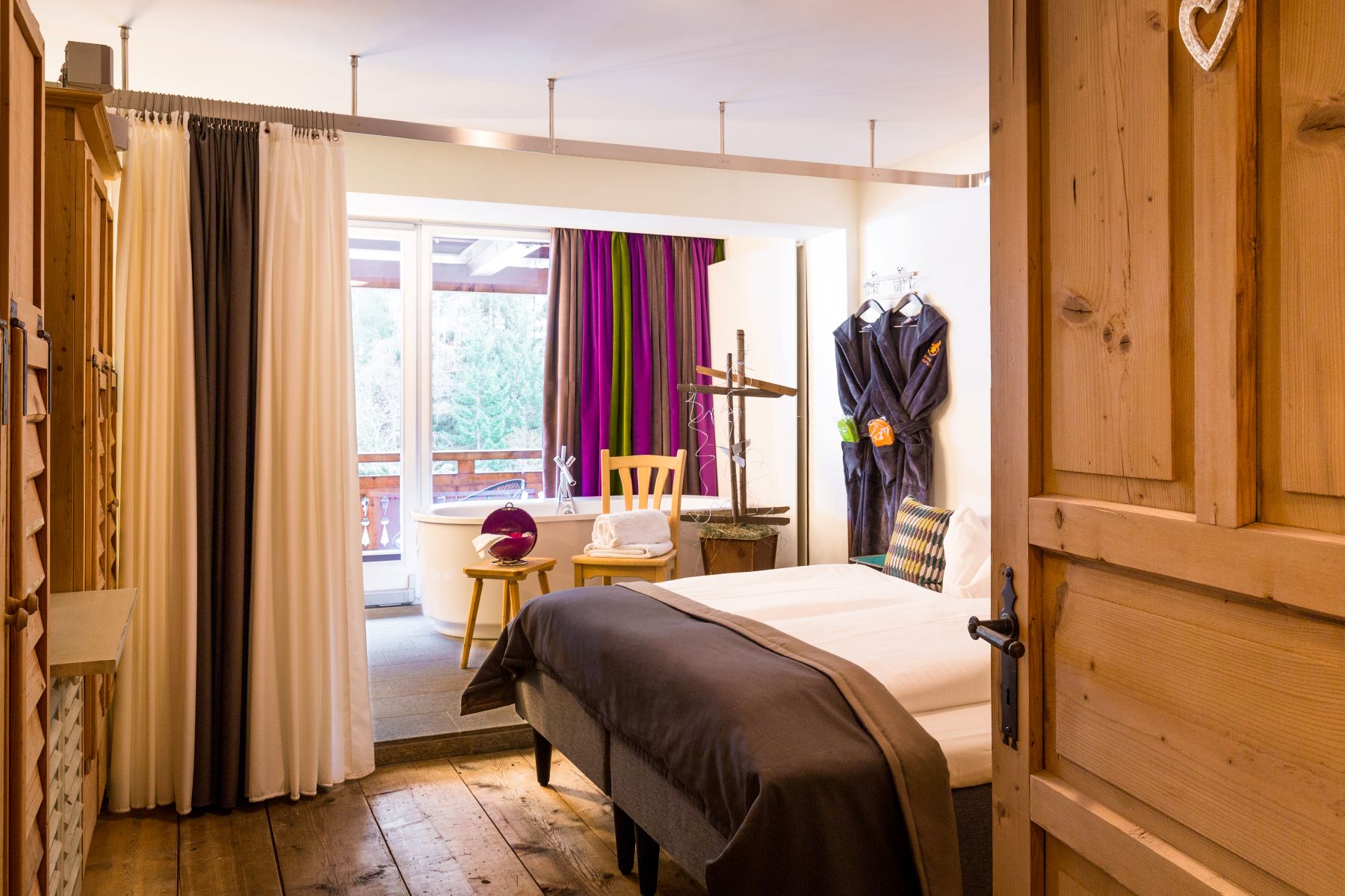 Raffl's St Antoner Hof, St Anton - double room with bath tub overlooking balcony
