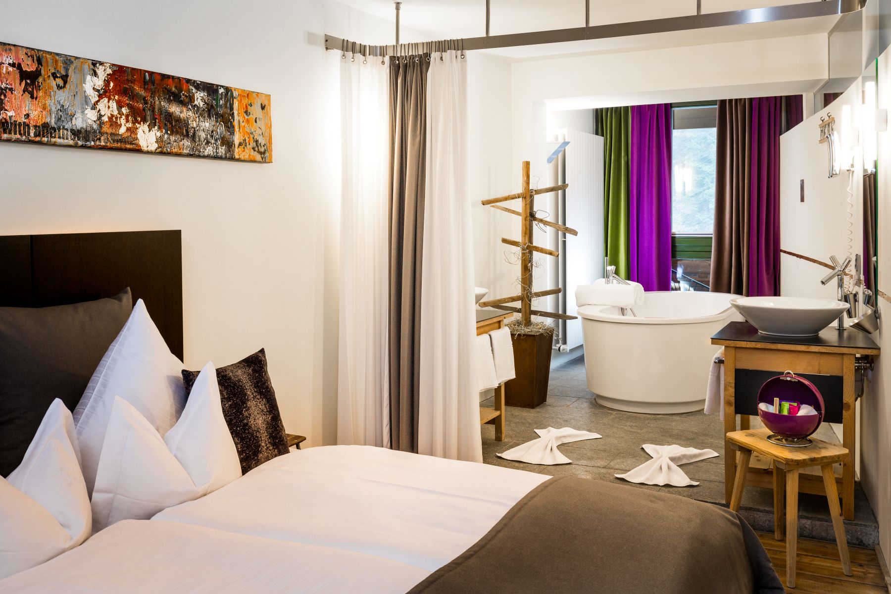 Raffl's St Antoner Hof, St Anton - double room with open bath tub