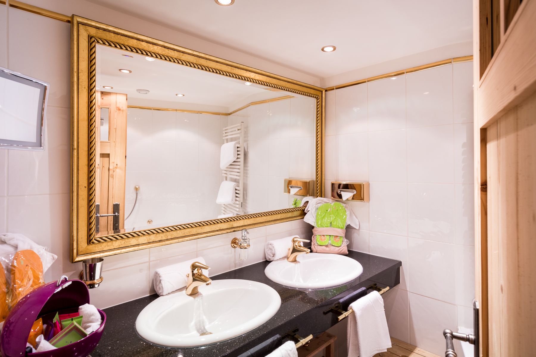 Raffl's St Antoner Hof, St Anton - bathroom with double sink