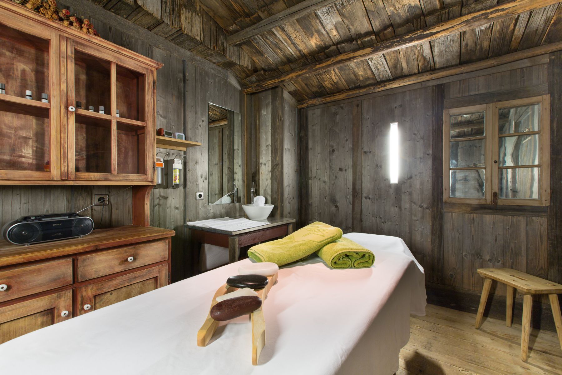 Raffl's St Antoner Hof, St Anton - treatment room in the spa area set up for massages