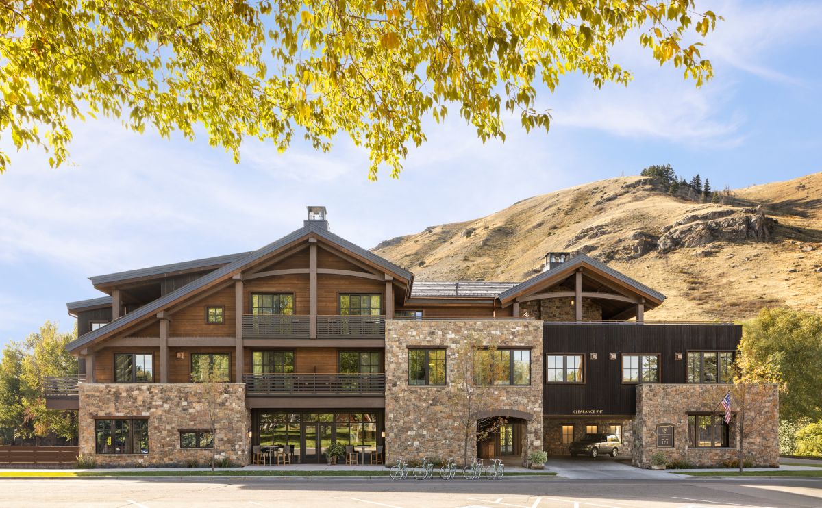 Rusty Parrot Lodge & Spa, front exterior of hotel