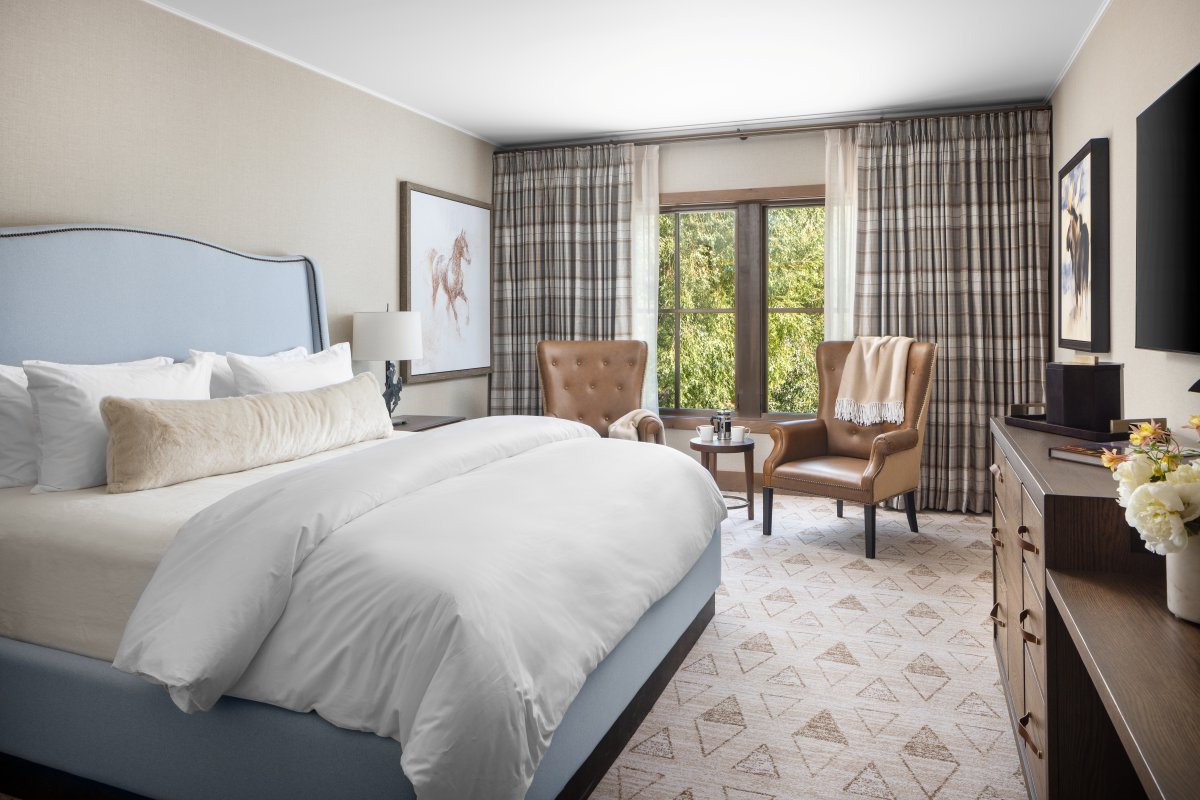 Rusty Parrot Lodge & Spa king room with armchair seating area