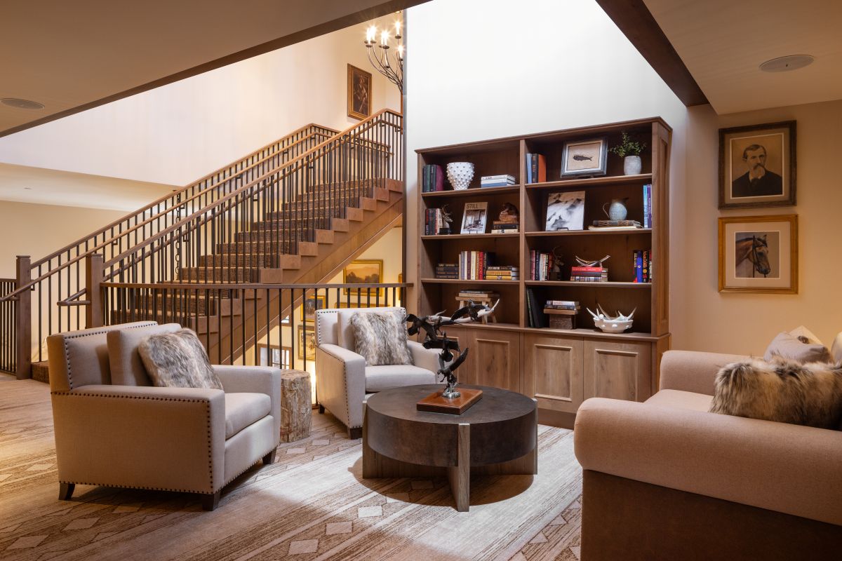 Rusty Parrot Lodge & Spa, library and seating area
