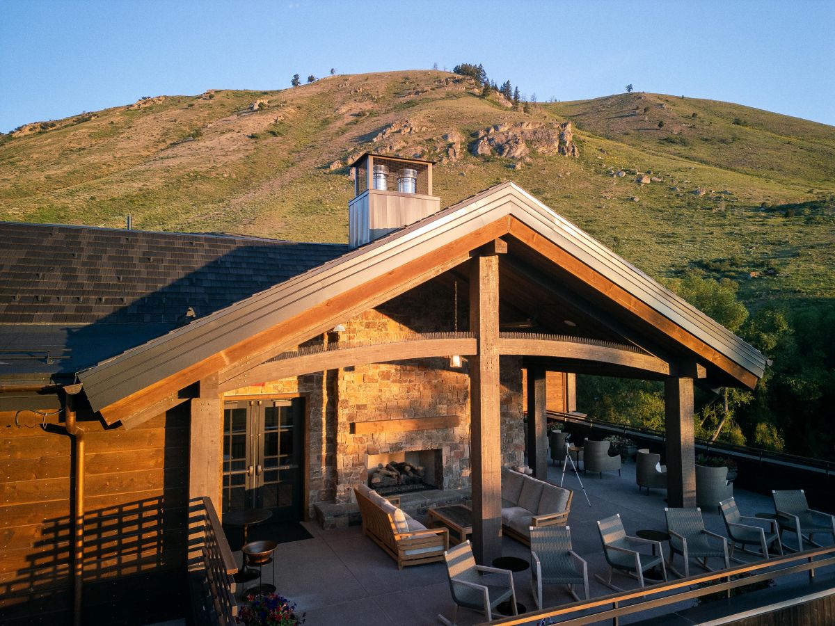 Rusty Parrot Lodge & Spa outdoor perch with balcony and seating